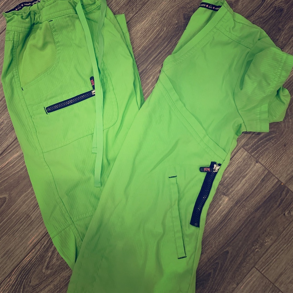 Green KOI scrub set